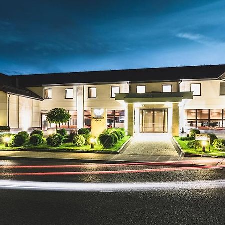 Hotel Amazonka Conference And Spa 切霍齐内克 外观 照片