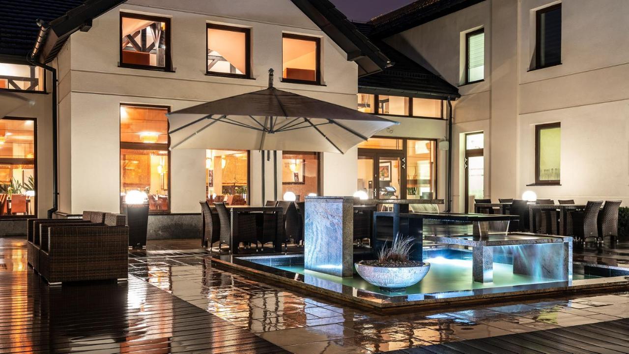 Hotel Amazonka Conference And Spa 切霍齐内克 外观 照片
