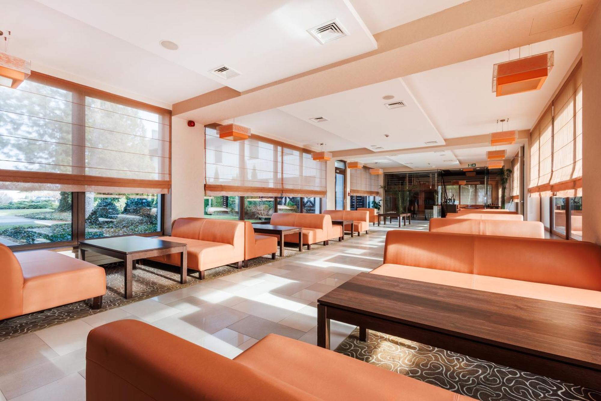 Hotel Amazonka Conference And Spa 切霍齐内克 外观 照片