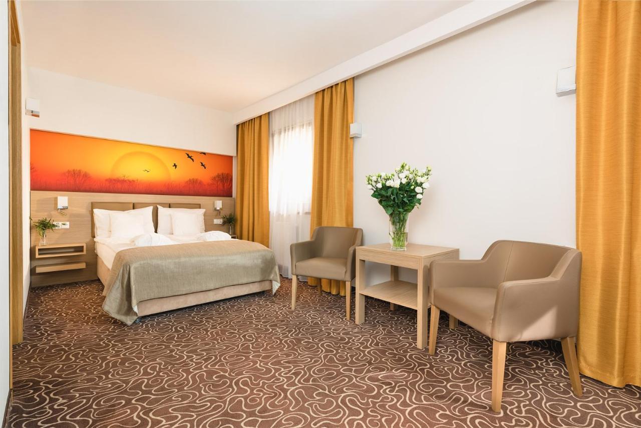 Hotel Amazonka Conference And Spa 切霍齐内克 外观 照片
