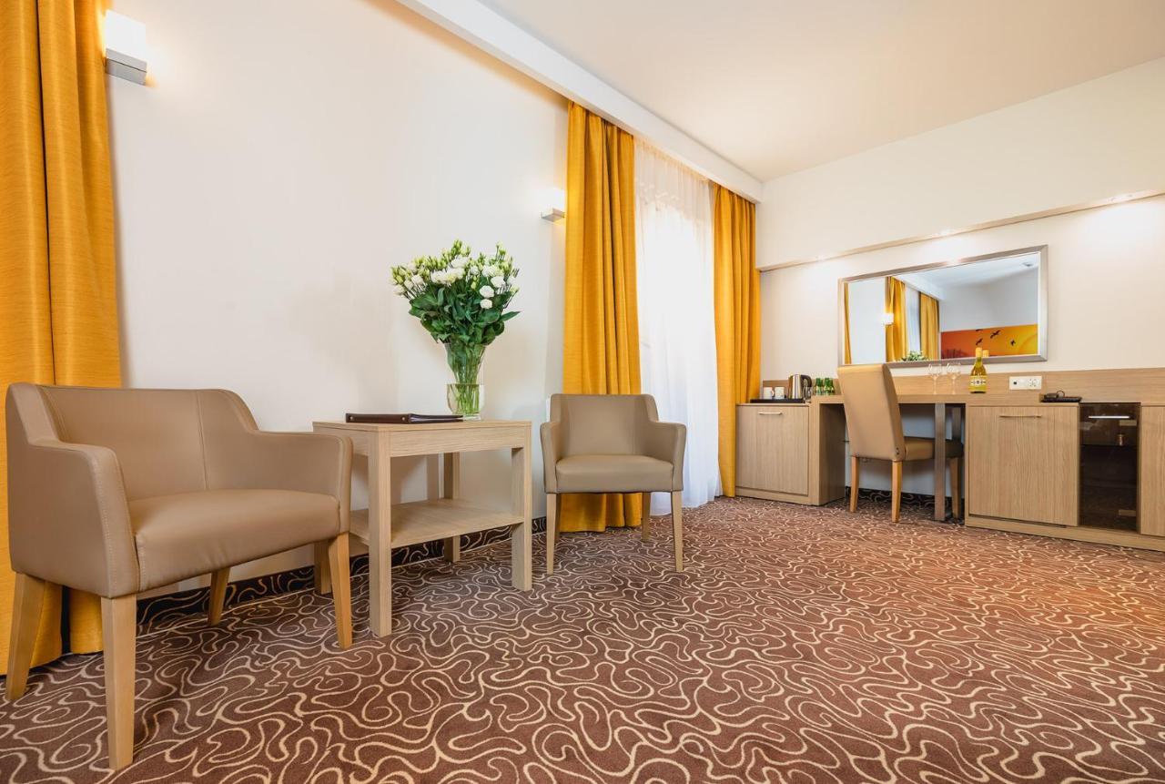 Hotel Amazonka Conference And Spa 切霍齐内克 外观 照片
