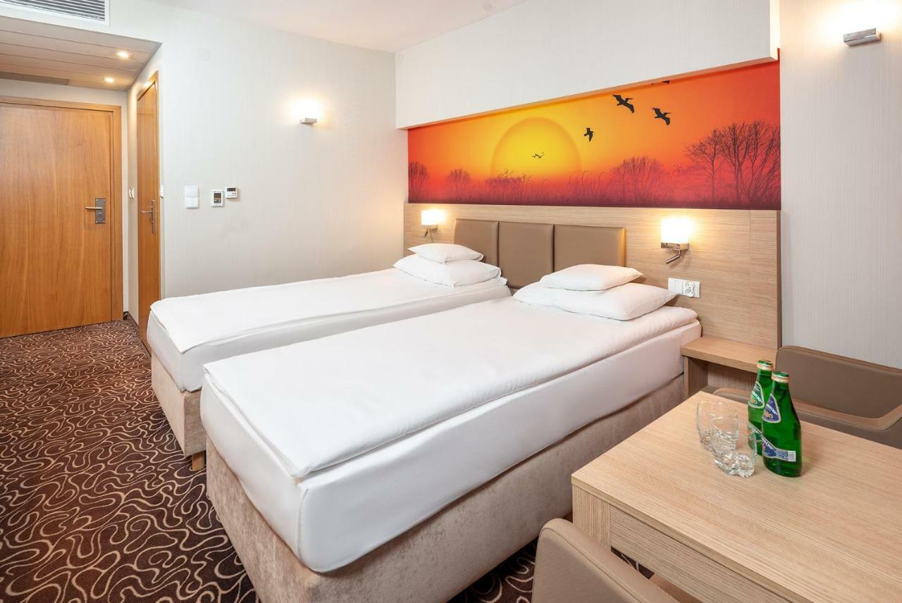 Hotel Amazonka Conference And Spa 切霍齐内克 外观 照片